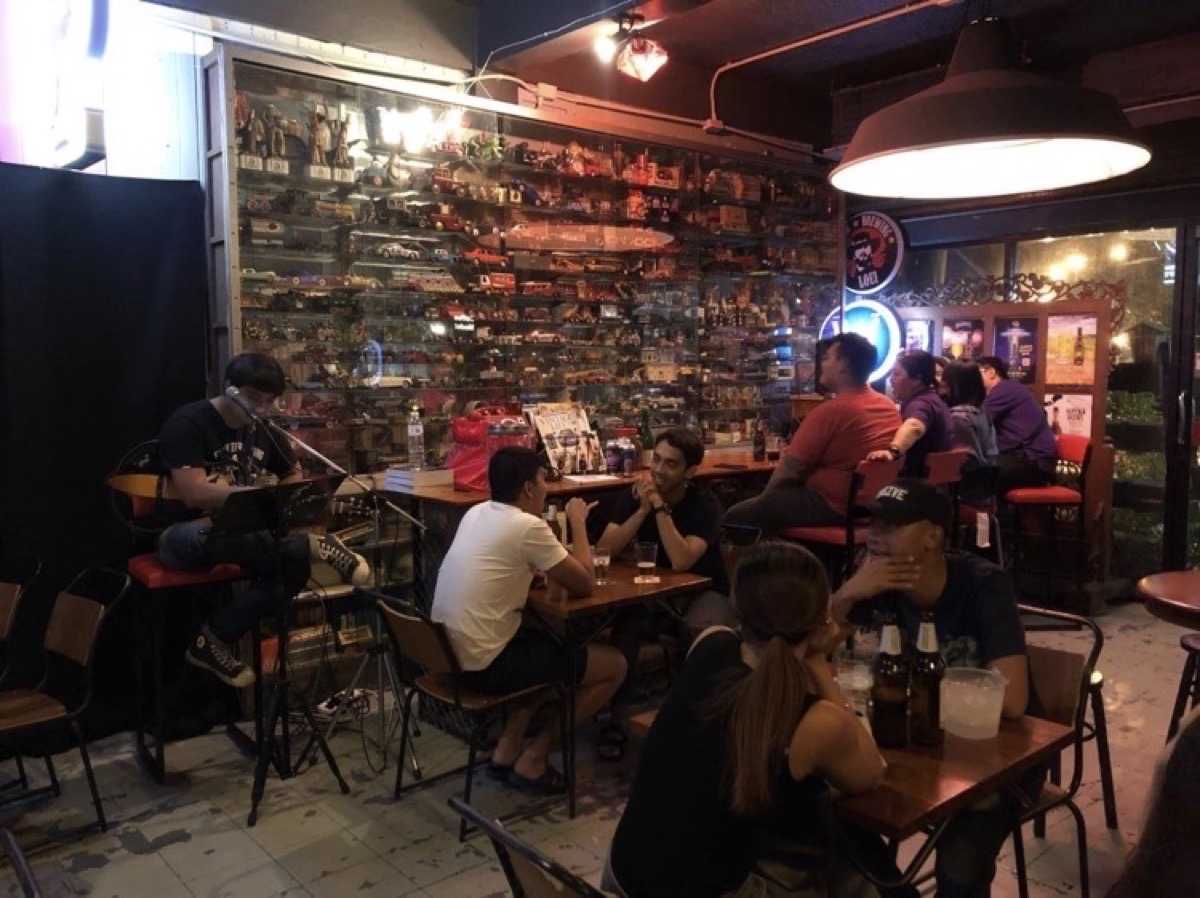Eight Days A Week Homebar : กรุงเทพมหานคร