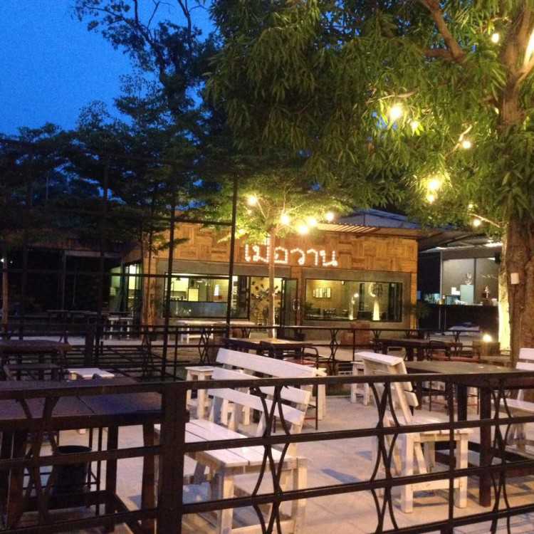 เมื่อวาร์น  MAU  WAAN Bistro & Bar : ร้อยเอ็ด