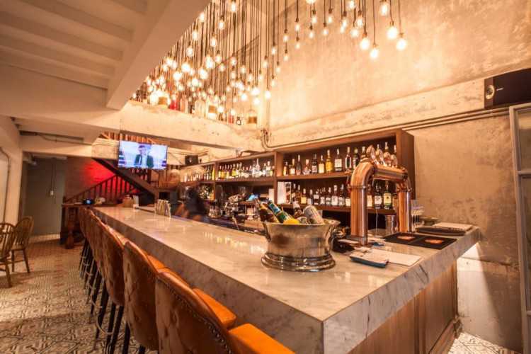 Charm Eatery and Bar : กรุงเทพ Charm Eatery and Bar : กรุงเทพ
