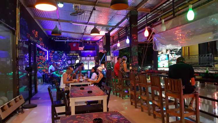 Audi bar koh samed : ชลบุรี