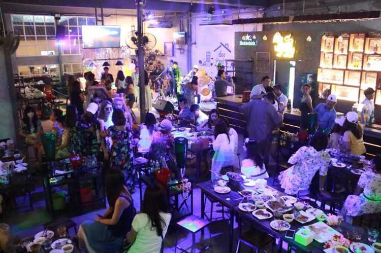 เรื่องบ้านบ้าน Restaurant & Loft Bar : กรุงเทพมหานคร