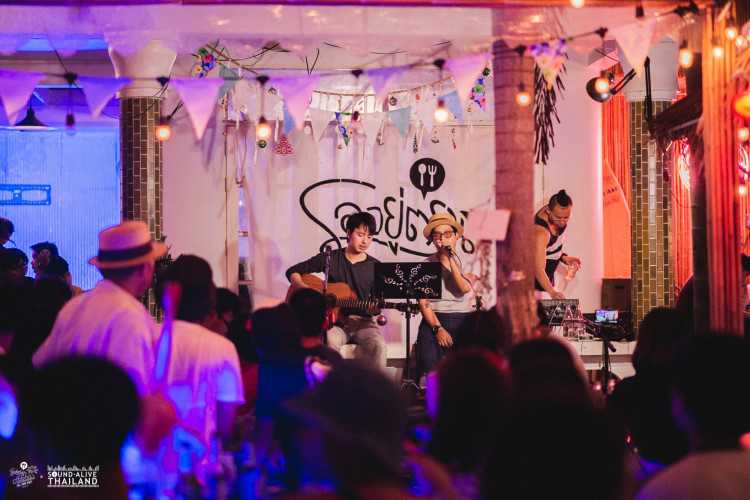 รออยู่ตรงนี้ Food & Friends, Rayong : ชลบุรี