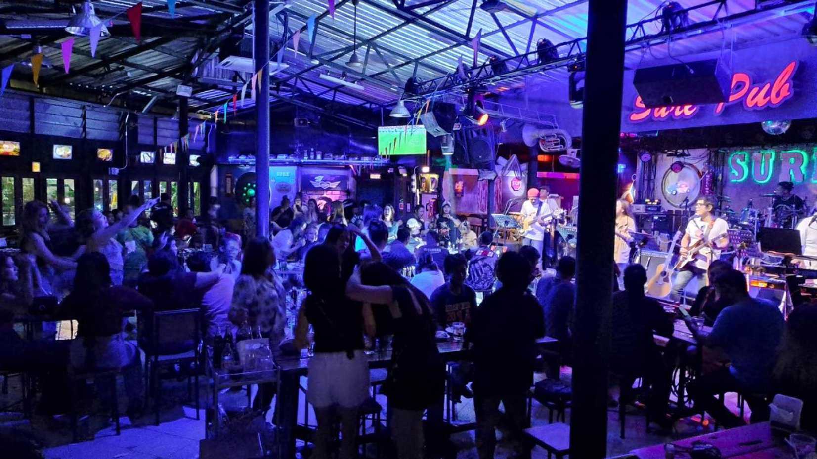 ชัวร์ Pub & Restaurant : ภูเก็ต