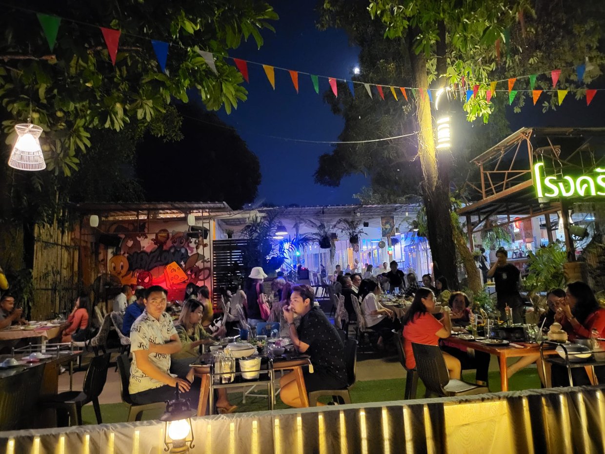 Rimnatree Restaurant & Beer Riverside : Chiang Mai