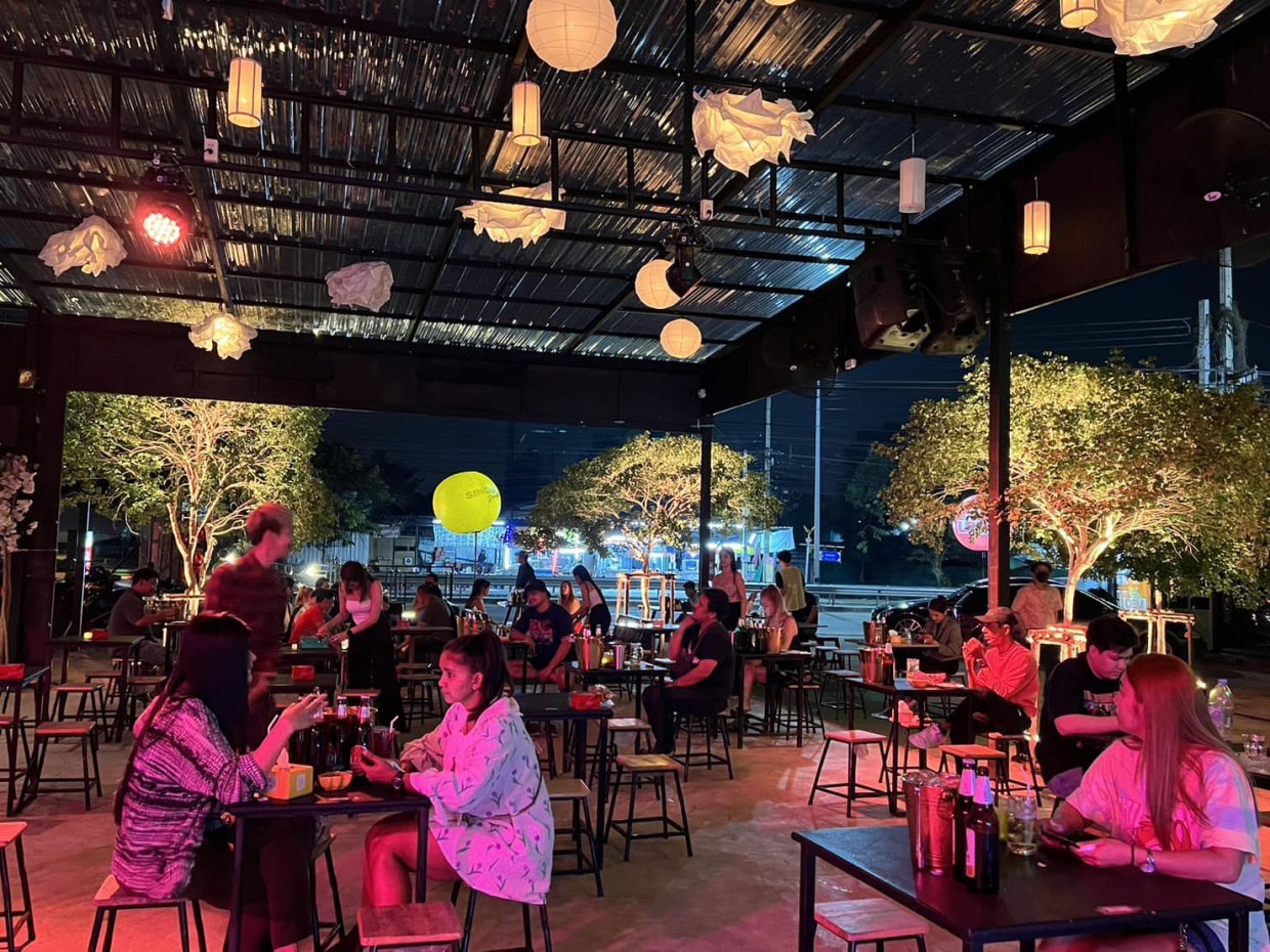Bezo’s Bar เลี่ยงเมืองปากเกร็ด : Nonthaburi