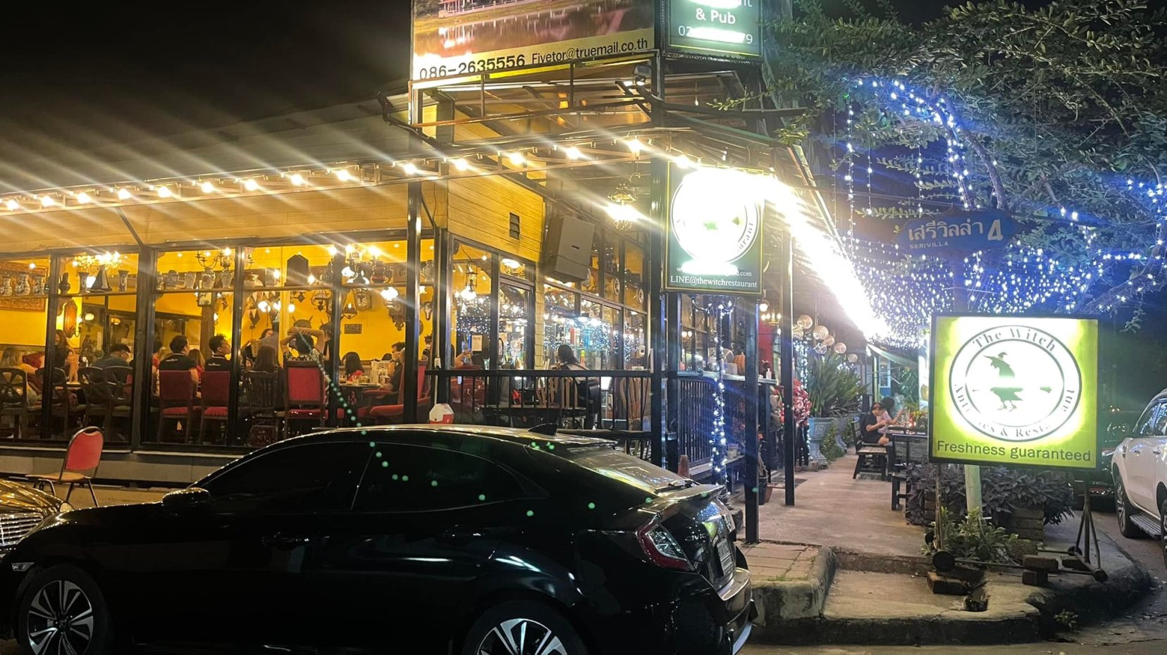The Witch Antiques & Restaurant : กรุงเทพมหานคร