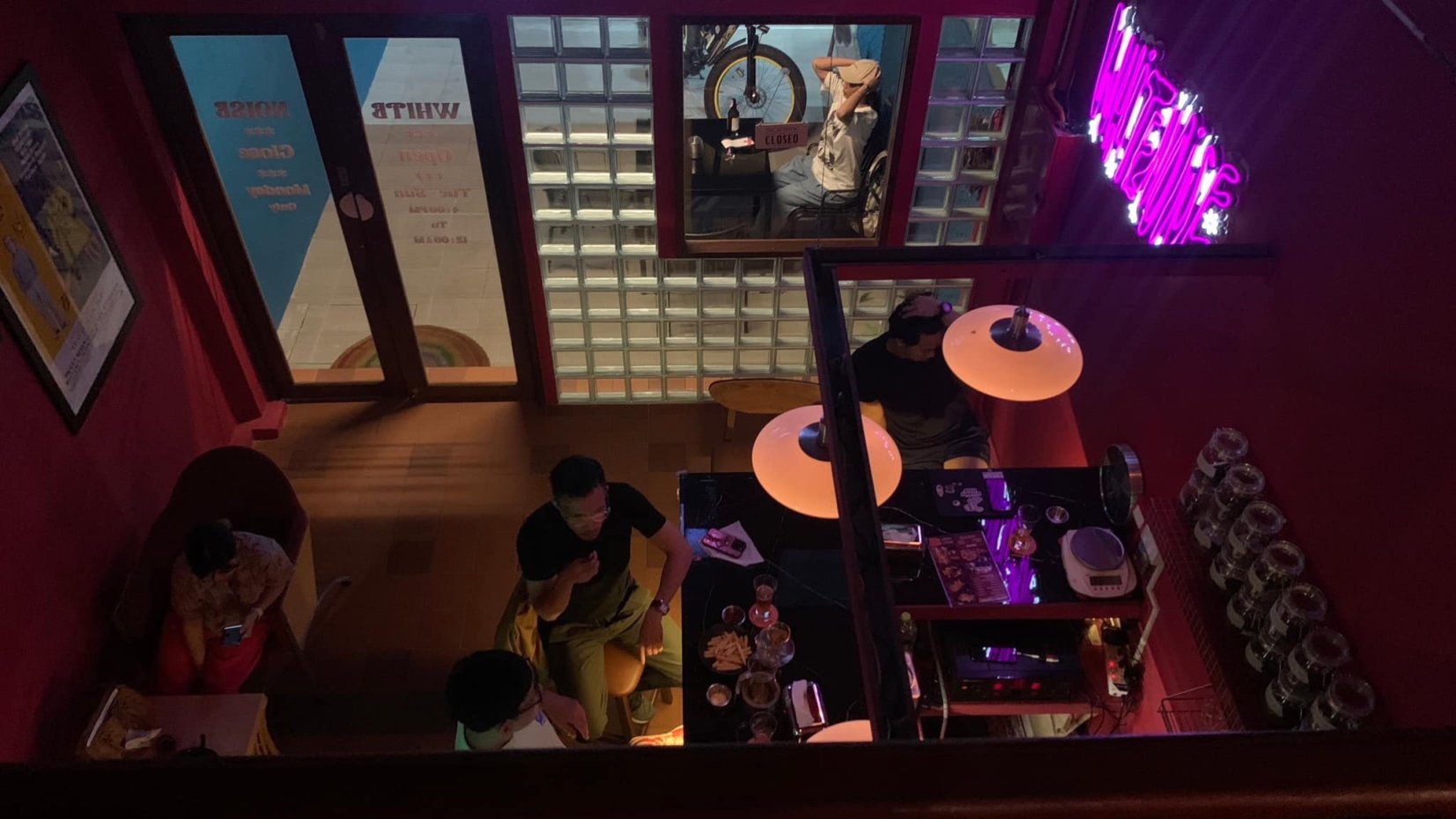 WHITE NOISE BAR : กรุงเทพมหานคร