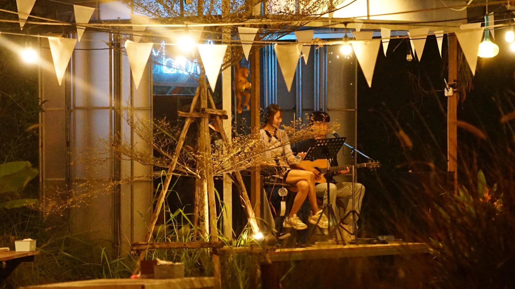 No more Mondays Café&Bar : Bangkok