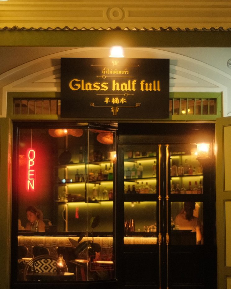 Glass half full bar : กรุงเทพมหานคร
