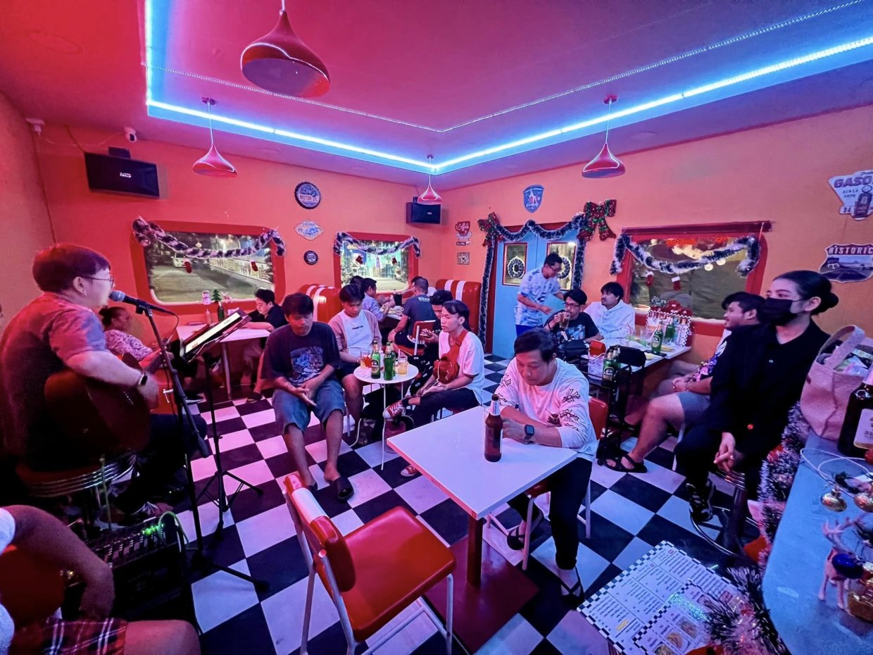 Ribbin Bar & Cafe : Nonthaburi
