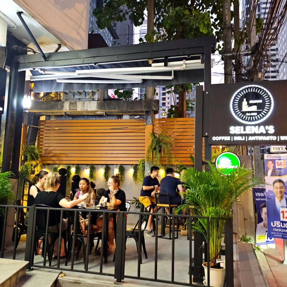 The Urban Deck Cafe I Bistro I Bar : กรุงเทพมหานคร