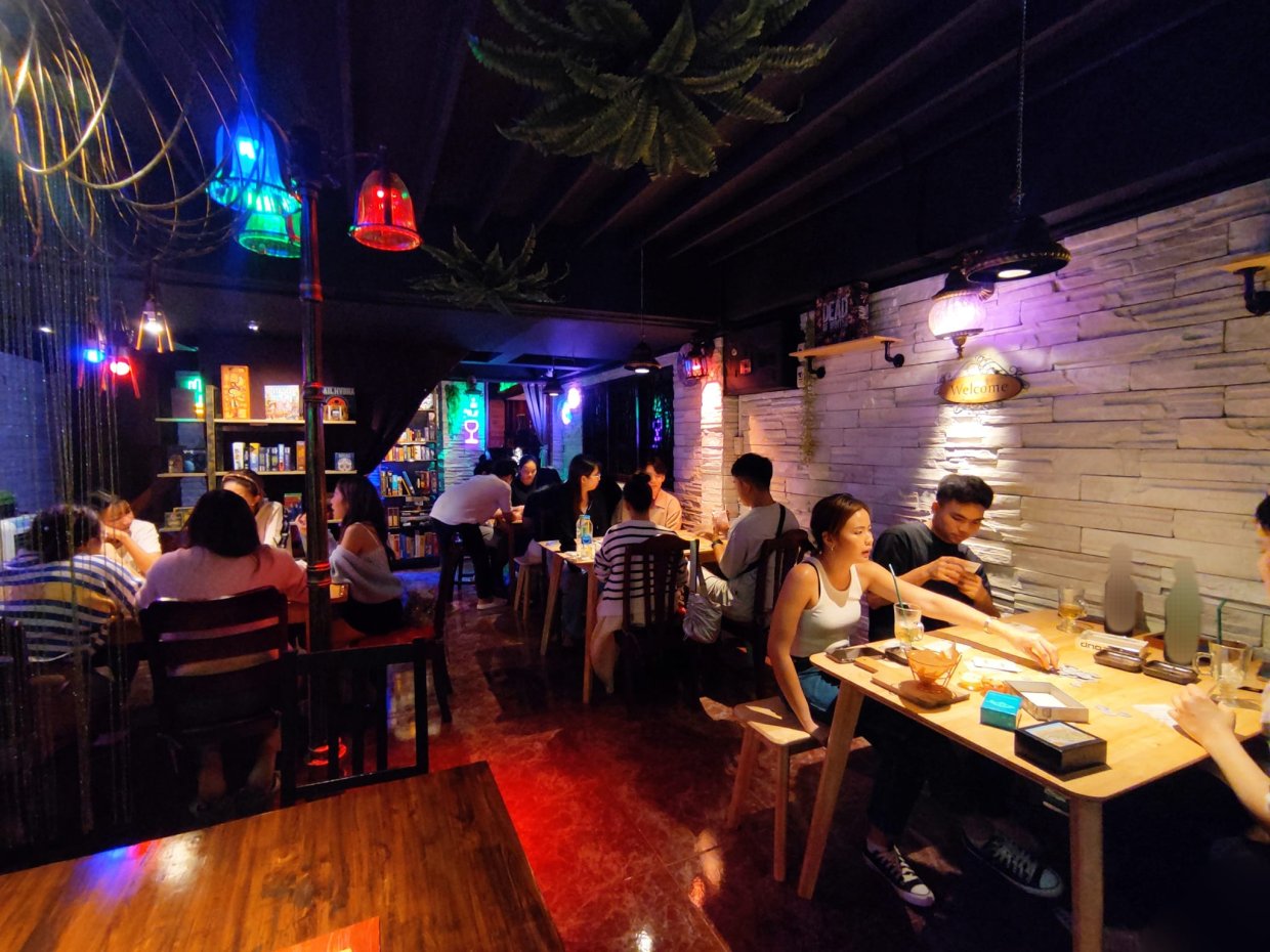 2NICE - Board Game Cafe : กรุงเทพมหานคร