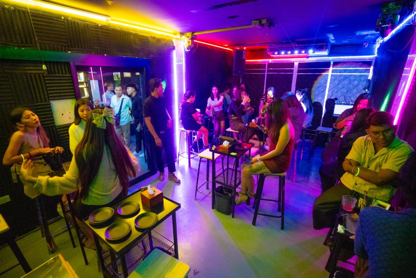 Neon House Bar : กรุงเทพมหานคร
