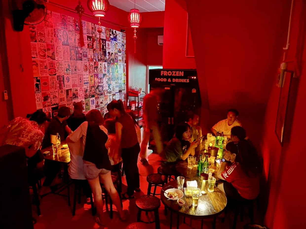 หลงบาร์ & restaurant : กรุงเทพมหานคร