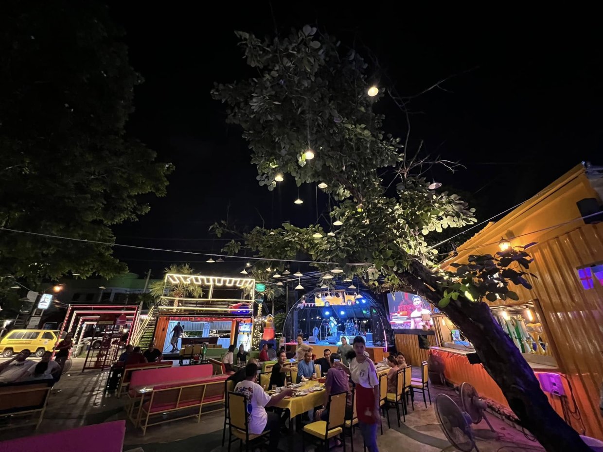 School bus Bistro&Karaoke : Bangkok