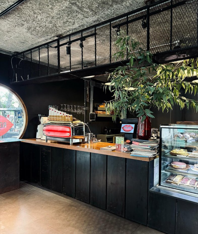 RED LIPS Cafe’ & Art Space : ปทุมธานี