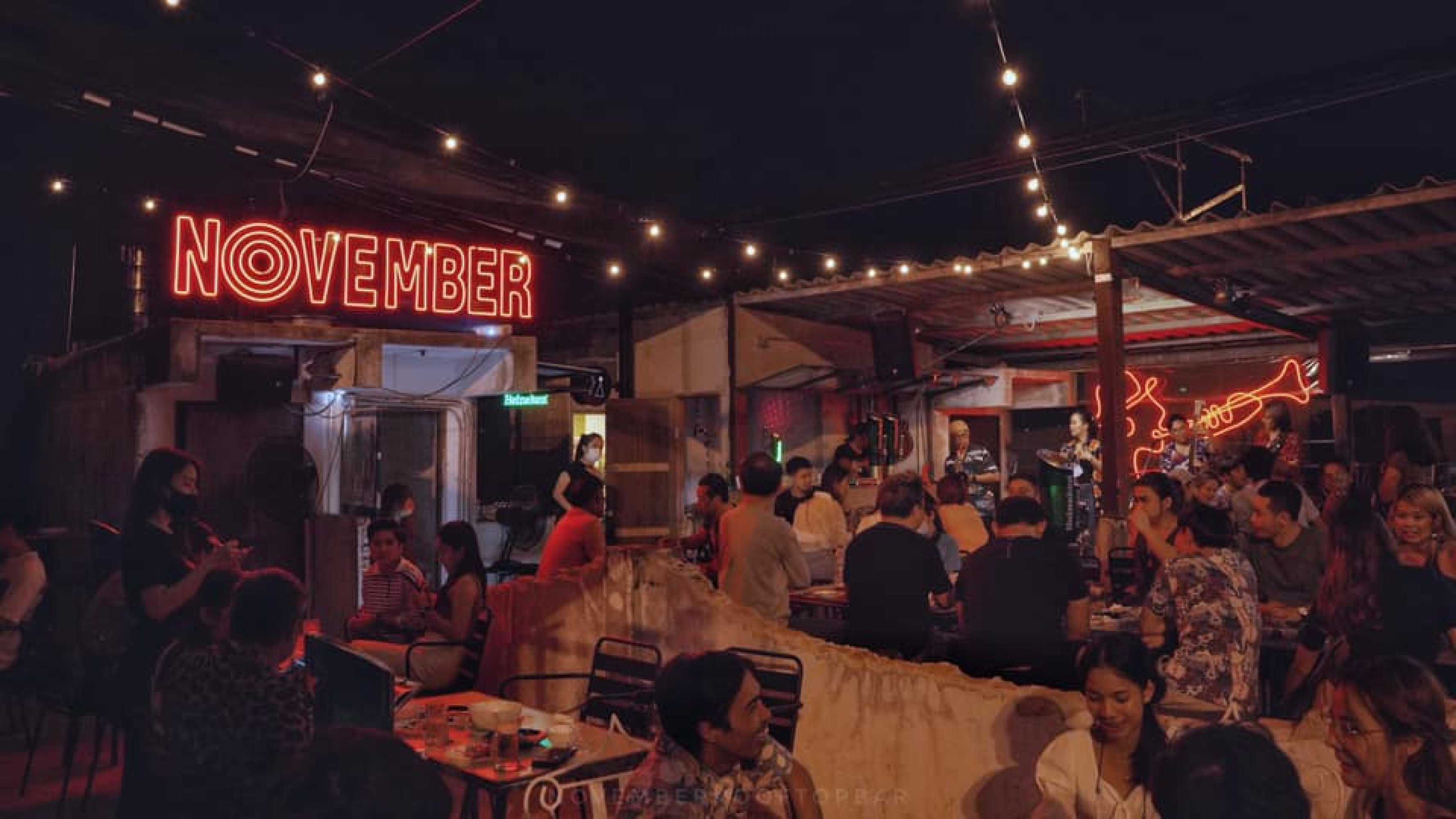 November Rooftop Bar : ชลบุรี