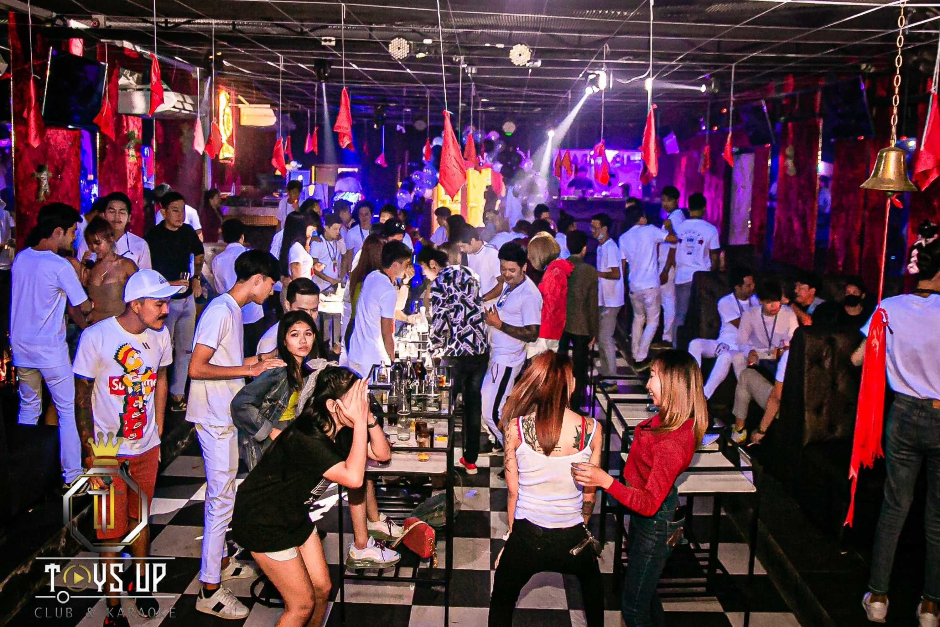Toys Up CLUB & Karaoke : ชลบุรี