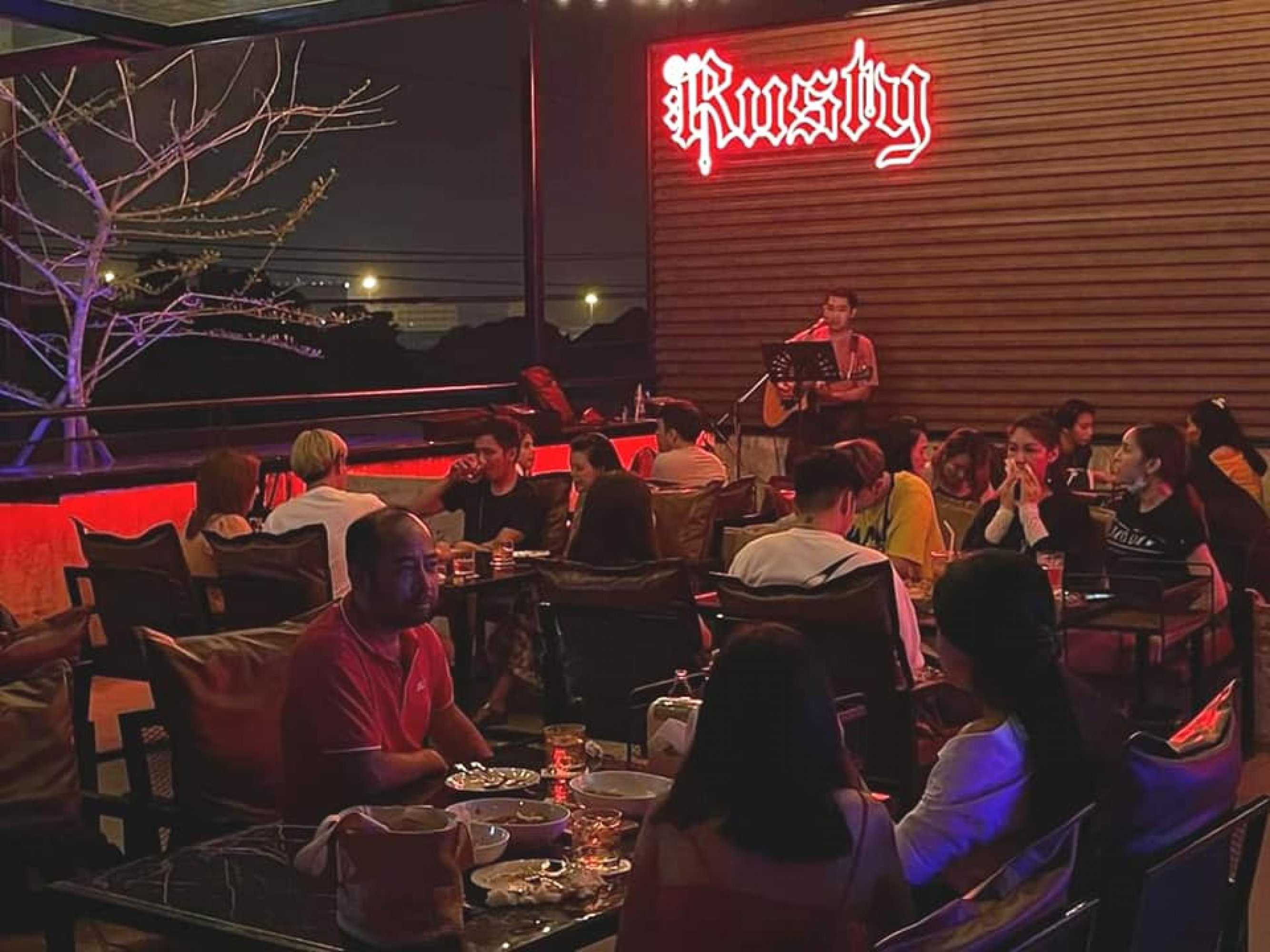 Rusty Rooftop Bar : ชลบุรี