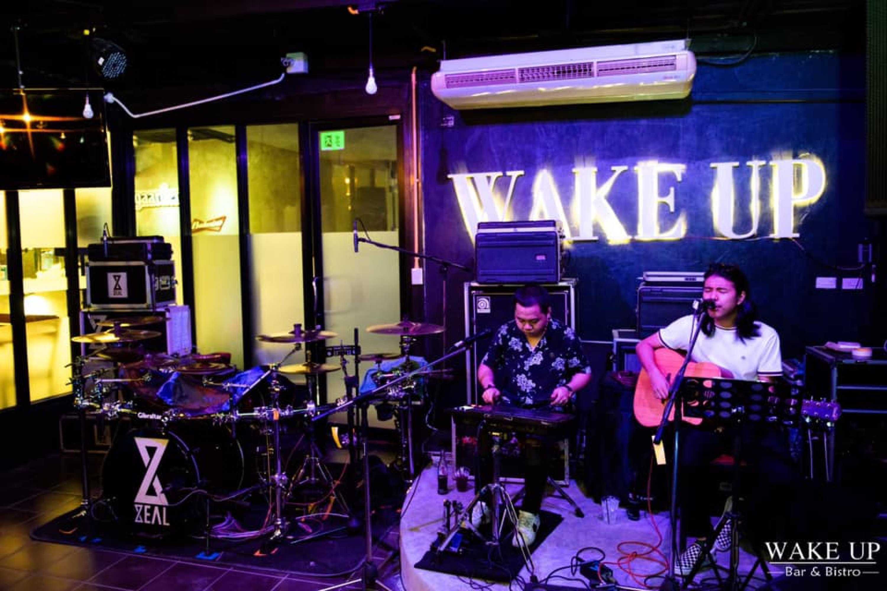 WAKE UP Bar&bistro : Bangkok