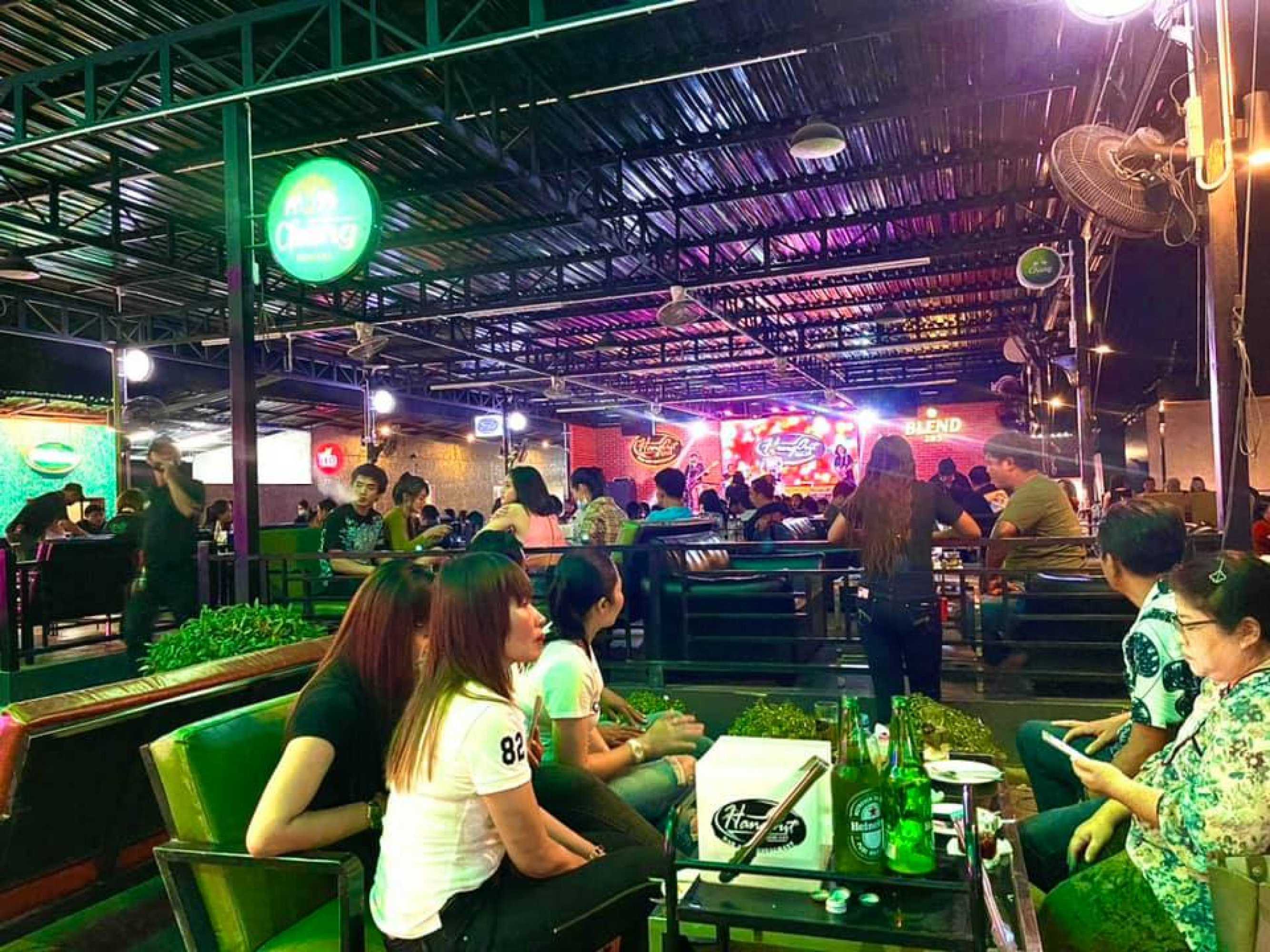Hang-Out Bar&Restaurant Banpong : ราชบุรี