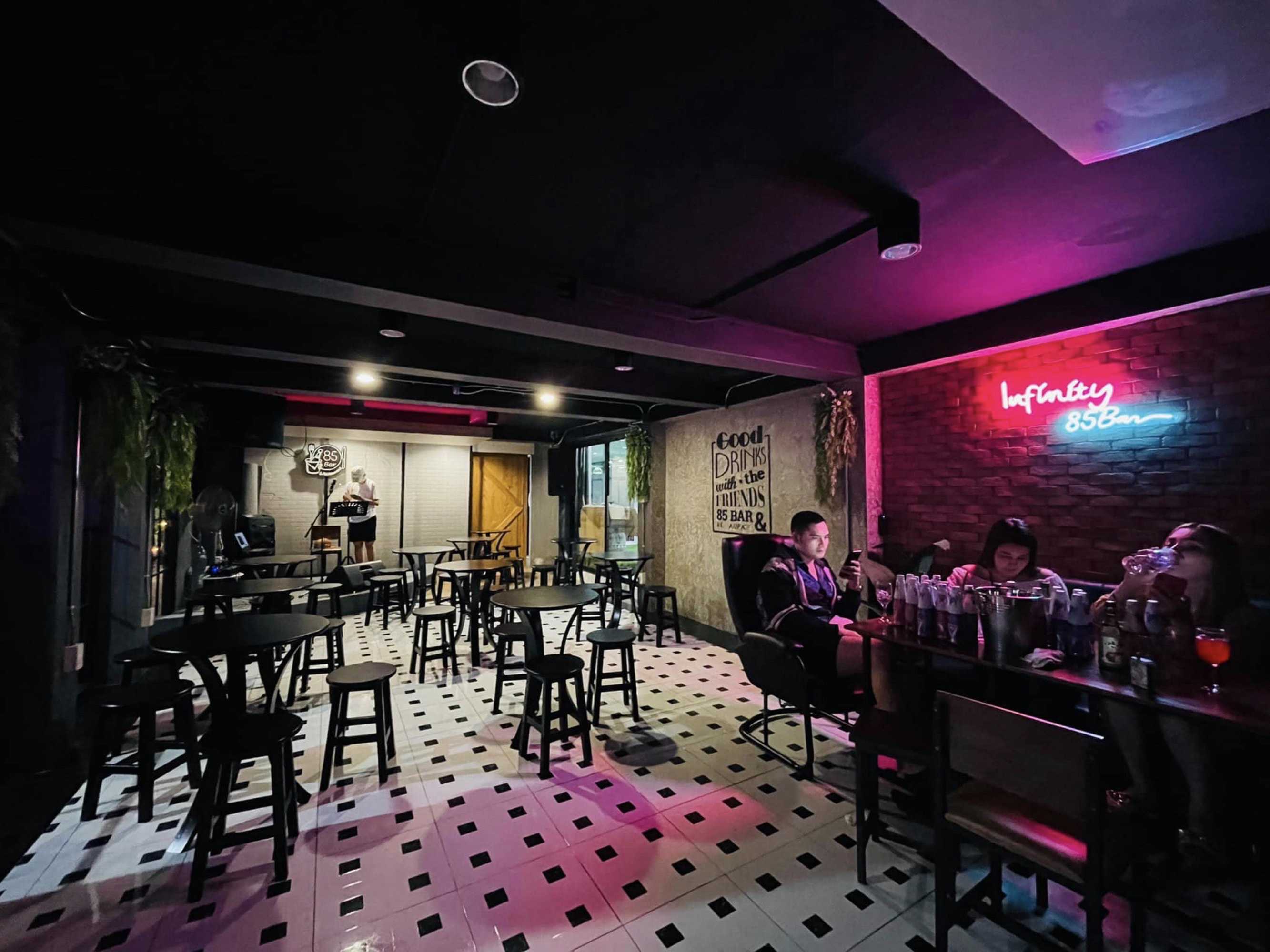 85 bar&restaurant : Bangkok
