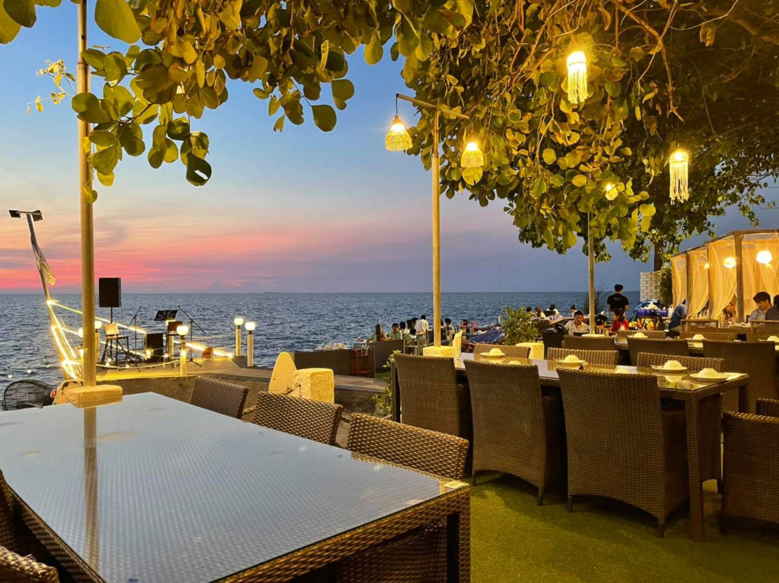 Bluefin Beach Bar & Restaurants : Chon Buri