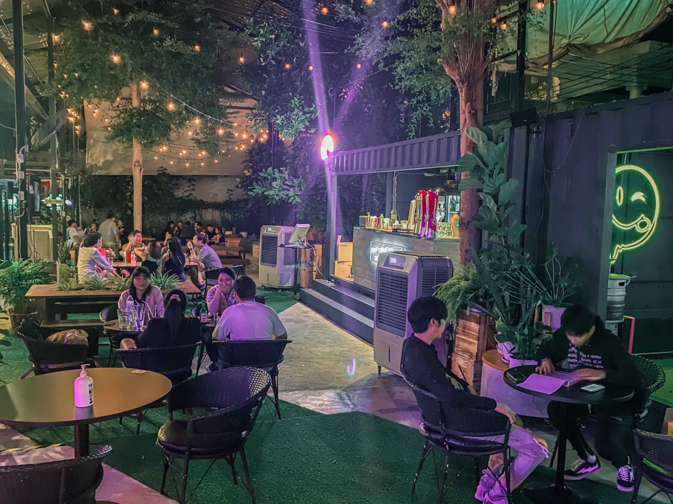 Happy Park พระรามเก้า 49 : Music Bar & Eatery : กรุงเทพมหานคร