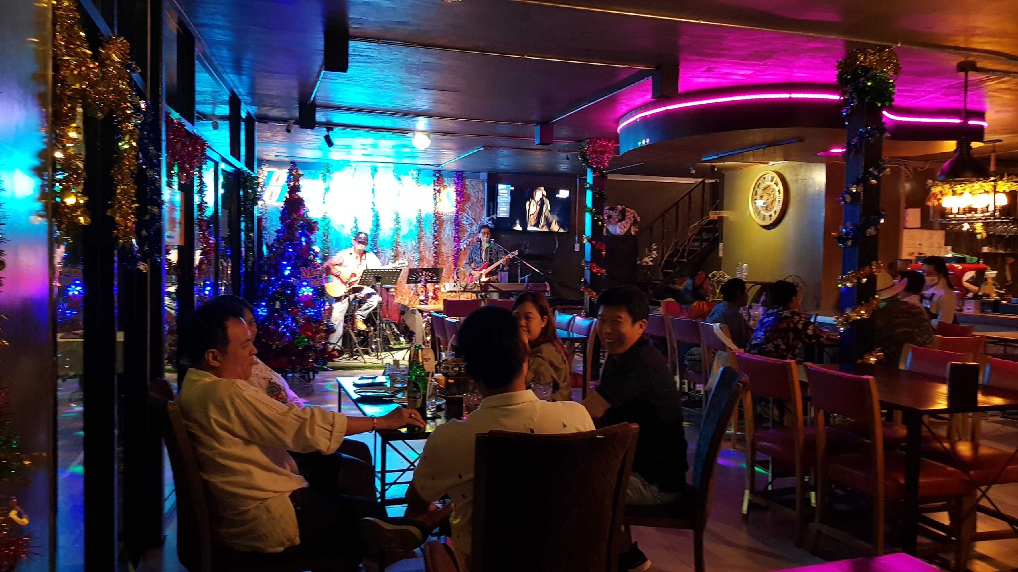 Happiness Bar & Bistro : กรุงเทพมหานคร