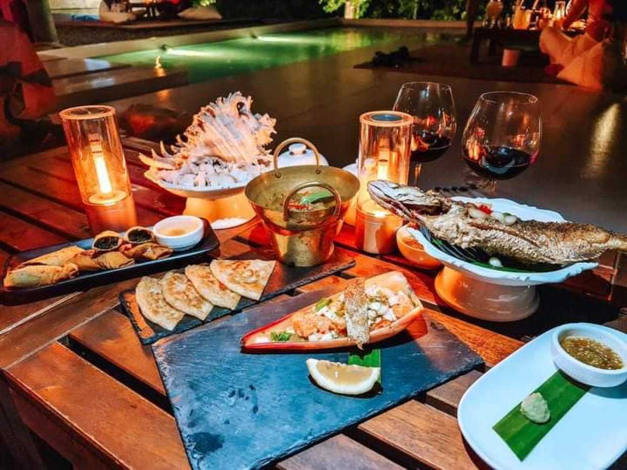 Myth koh larn resort bar and bistro : ชลบุรี