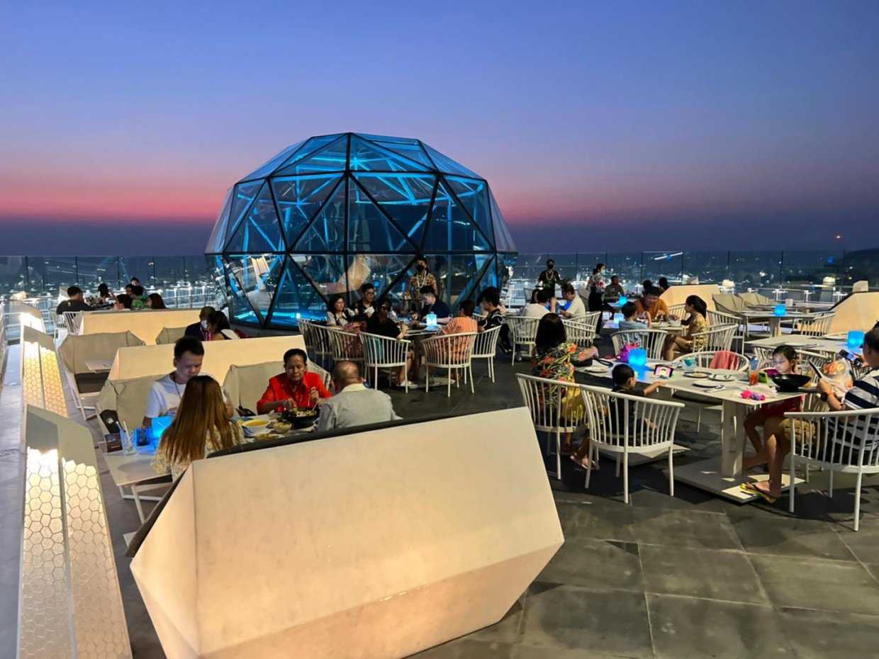 The sky 32 restaurant : ชลบุรี
