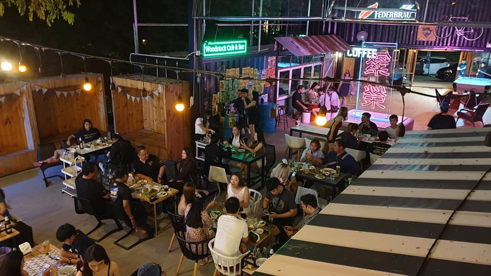 วู๊ดสต๊อกคาเฟ่ แอนด์ บาร์ (Woodstock Cafe & Bar) : เชียงใหม่ (Chiang Mai)