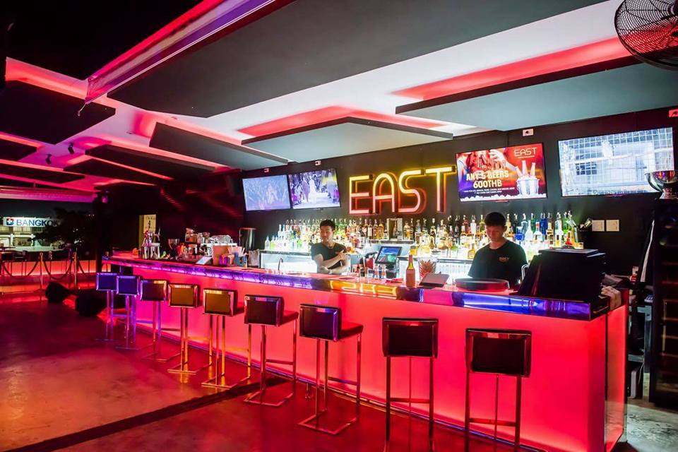 อีส รูฟท็อป บาร์ แอนด์ เลาจน์ (EAST - Rooftop Bar & Lounge) : ประจวบคีรีขันธ์ (Prachuap Khiri Khan)