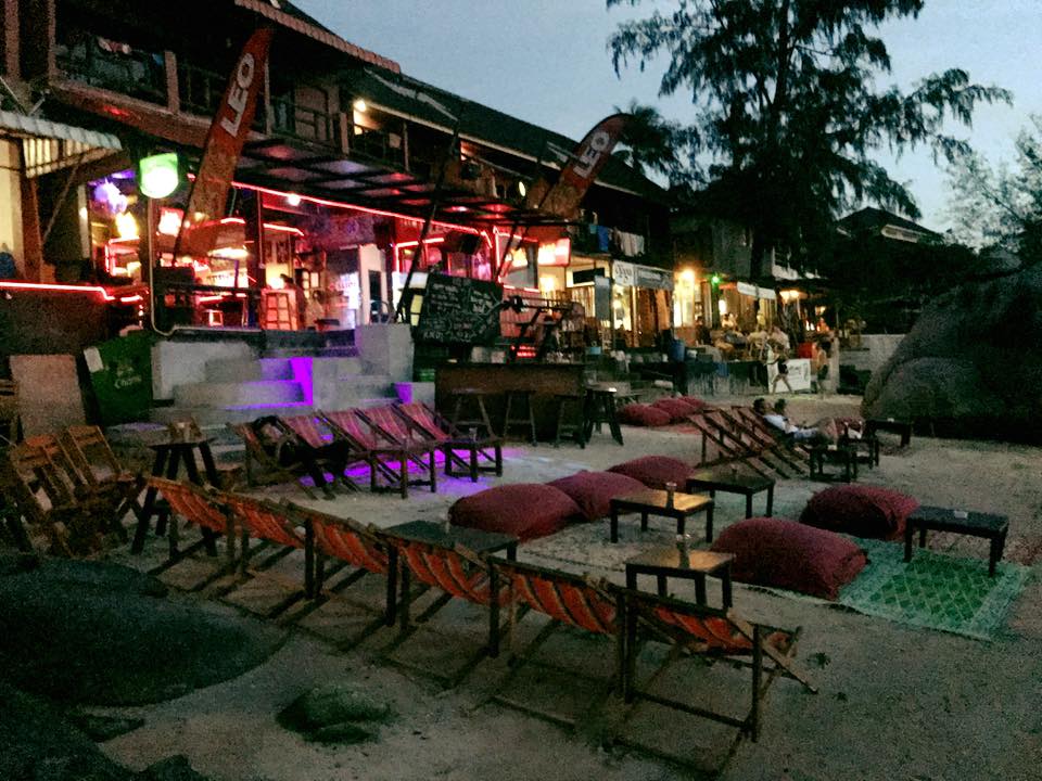ลีโอบีชบาร์ (LEO Beach Bar by the Rock) : สุราษฎร์ธานี (Surat Thani)