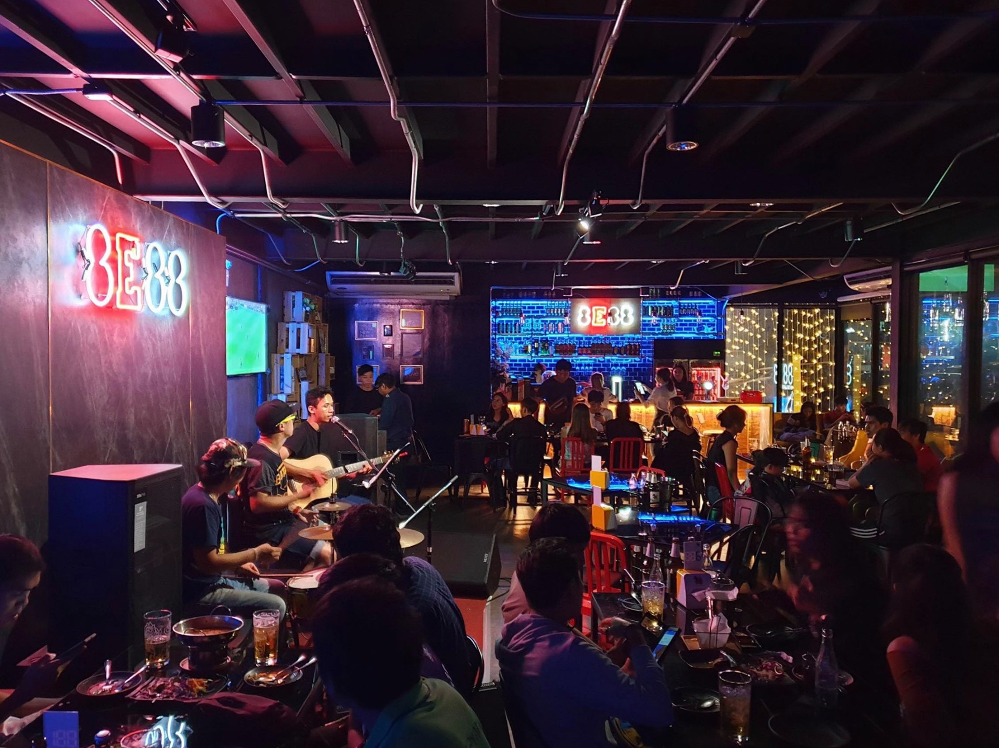 เอ้กอีเอ้กเอ้ก บาร์ แอนด์ บิสโทร (8E88 Bar and Bistro) : กรุงเทพมหานคร (Bangkok)