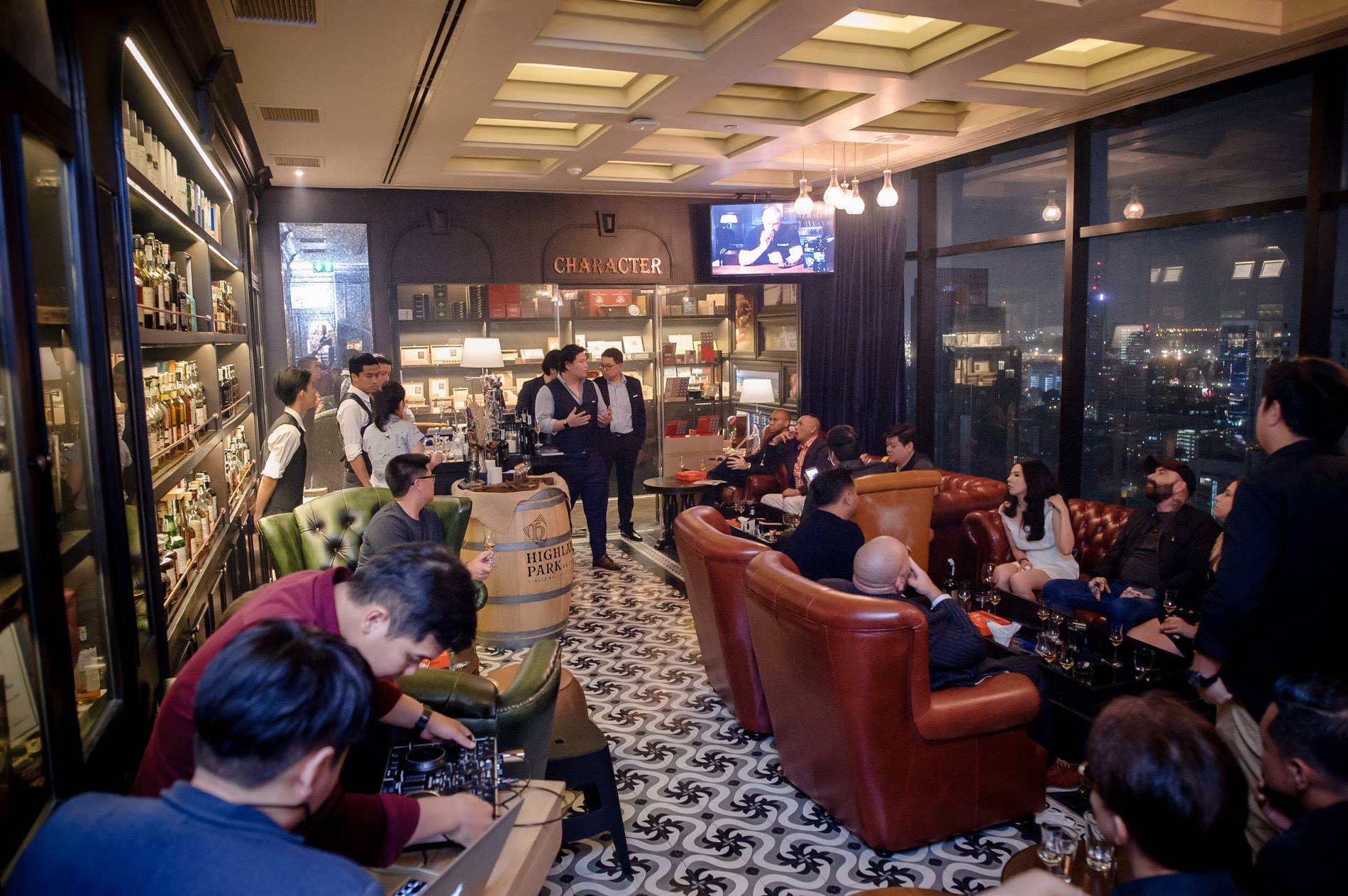 Character Whisky Bar (ชาแรคเตอร์ วิสกี้ บาร์) : Bangkok (กรุงเทพมหานคร)