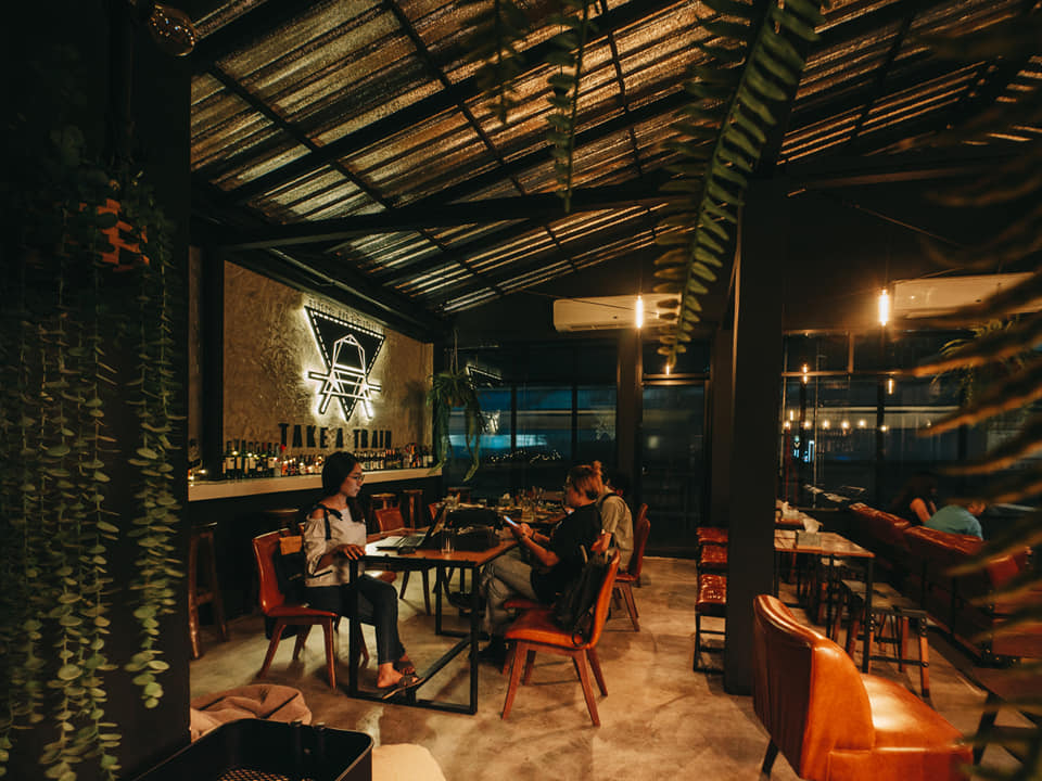 เทคอะเทรน รูฟท๊อปบาร์ (TAKE A TRAIN Rooftop Bar&Restaurant) : กรุงเทพมหานคร (Bangkok)