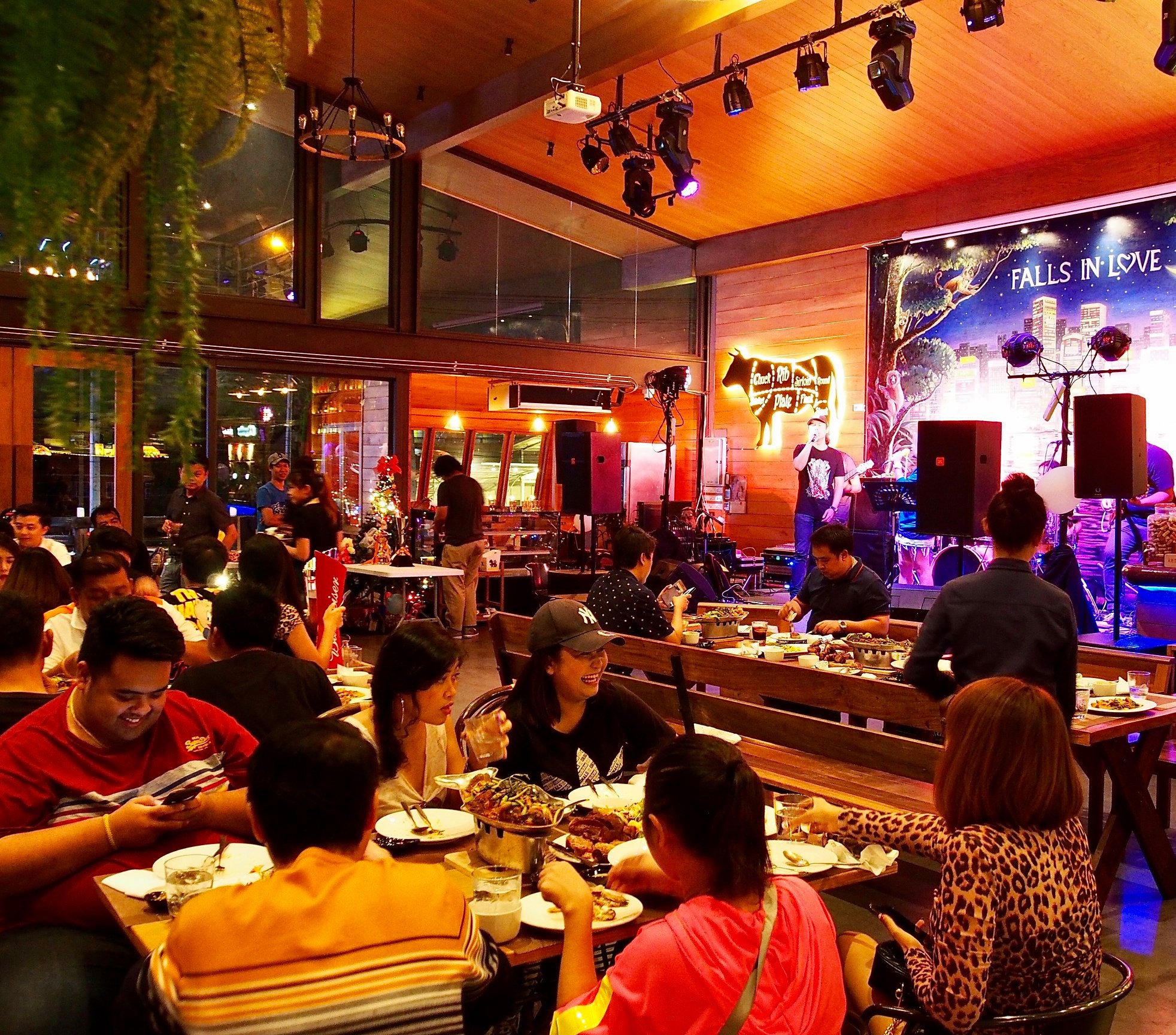 Falls in Love Coffee-Bar & Restaurant (ฟอลส์อินเลิฟ คอฟฟี่ บาร์แอนด์เรสเตอรอง) : Bangkok (กรุงเทพมหานคร)