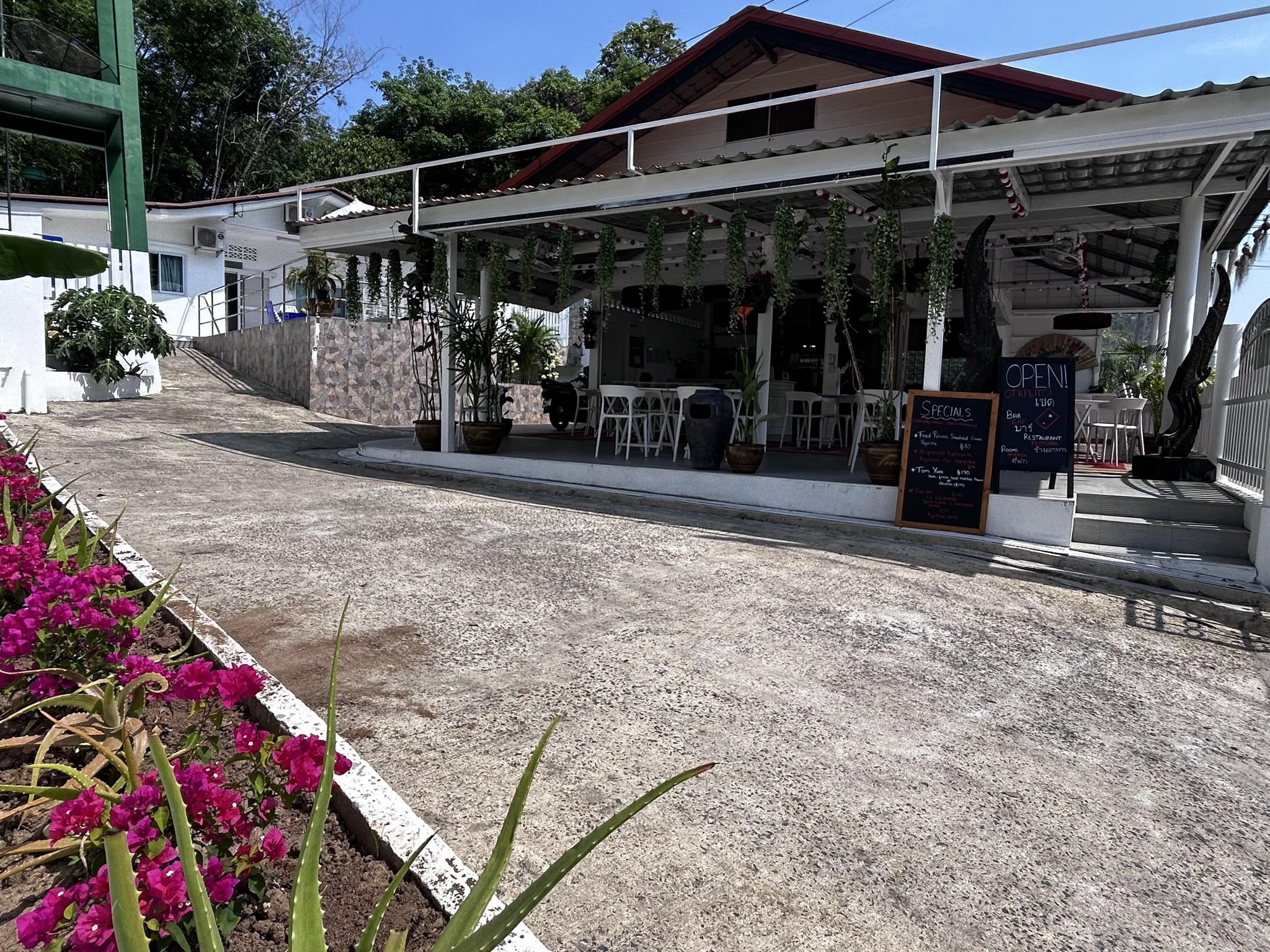 Slav Bar & Restaurant (Slav Bar & Restaurant) : Phuket (ภูเก็ต)