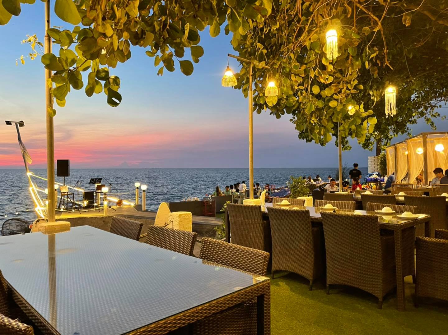 Bluefin Beach Bar & Restaurants (Bluefin Beach Bar & Restaurants) : Chon Buri (ชลบุรี)