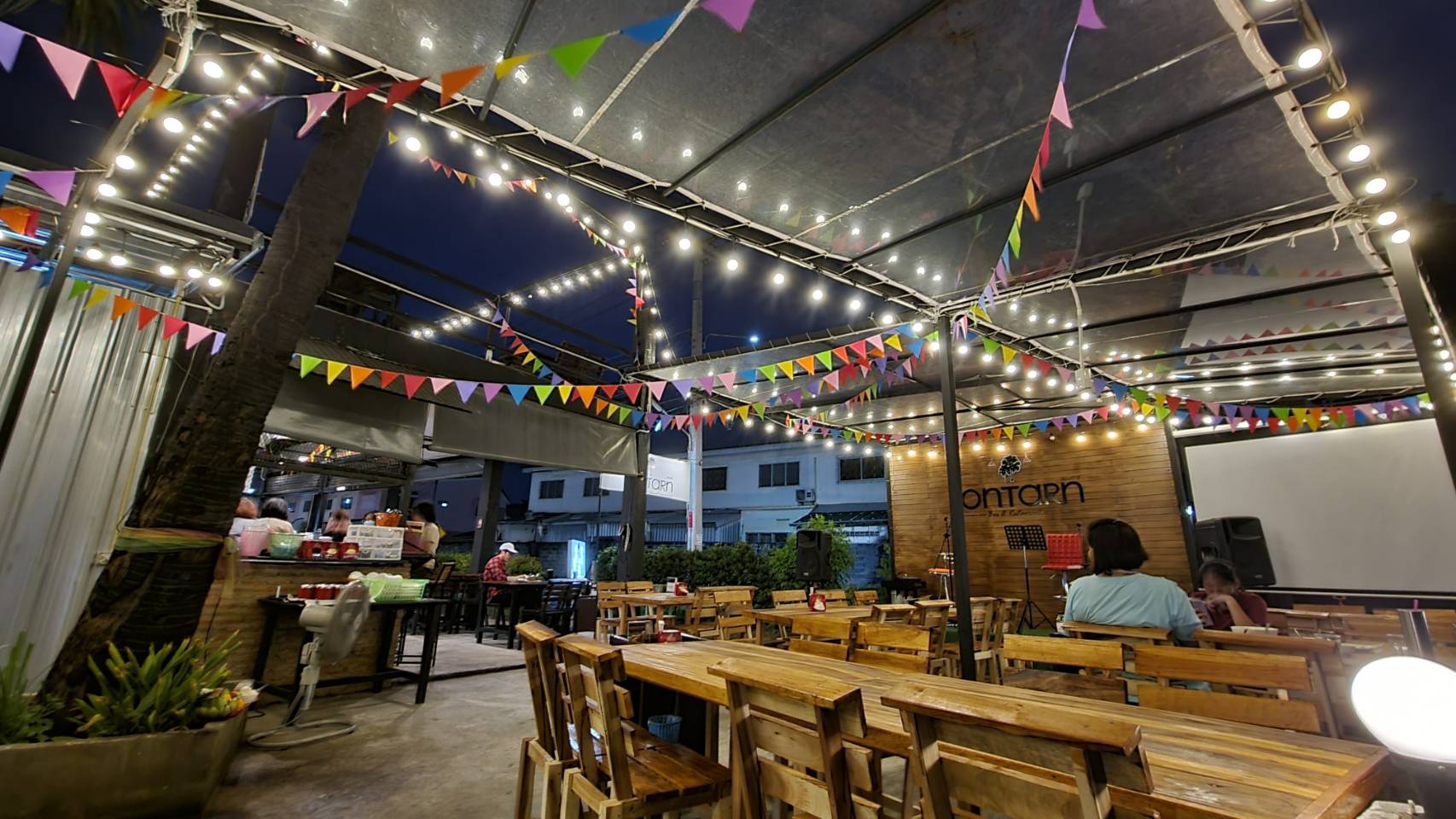 Lontarn Bar & Restaurant (Lontarn Bar & Restaurant) : Pathum Thani (ปทุมธานี)