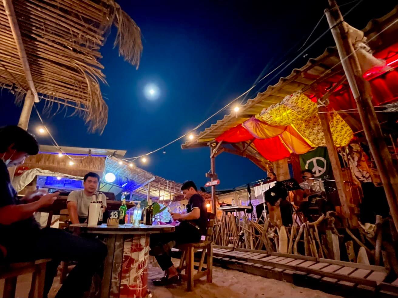 Laelay Bangsaen Cafe&Bar (แลเล บางแสน คาเฟ่&บาร์) : Chon Buri (ชลบุรี)