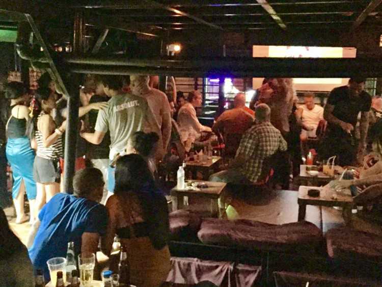 สาม สาม บาร์ หัวหิน