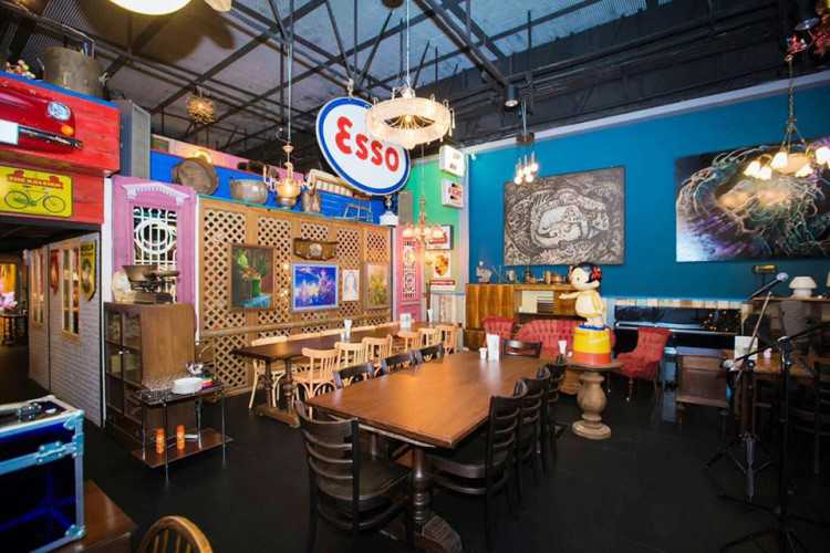 บลูมูน ทเวนตี้ไฟว์จี บาร์ แอนด์ เรสเทอรองท์