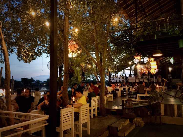 นั่งจ้อ ริมบางปะกง