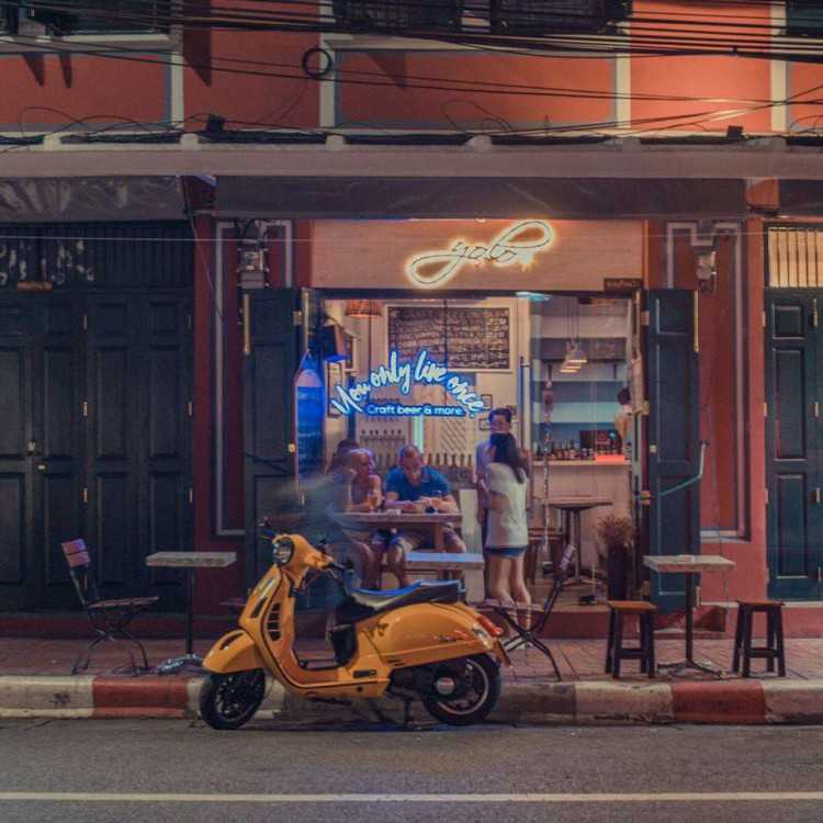 Yolo craft beer bar at Phra Athit Road
