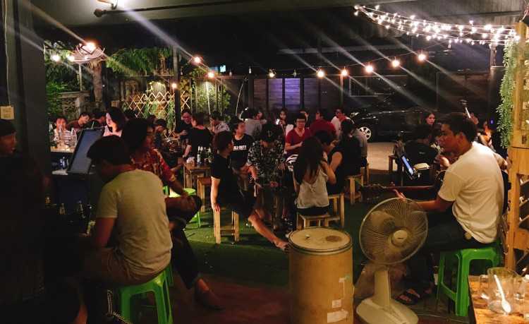 เดอะ แบ็คยาร์ด