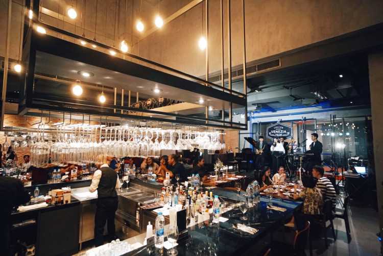 เวเนเซีย อุบล