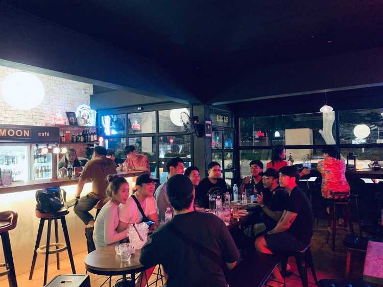 ทู เดอะ มูน คาเฟ่ บีเคเค