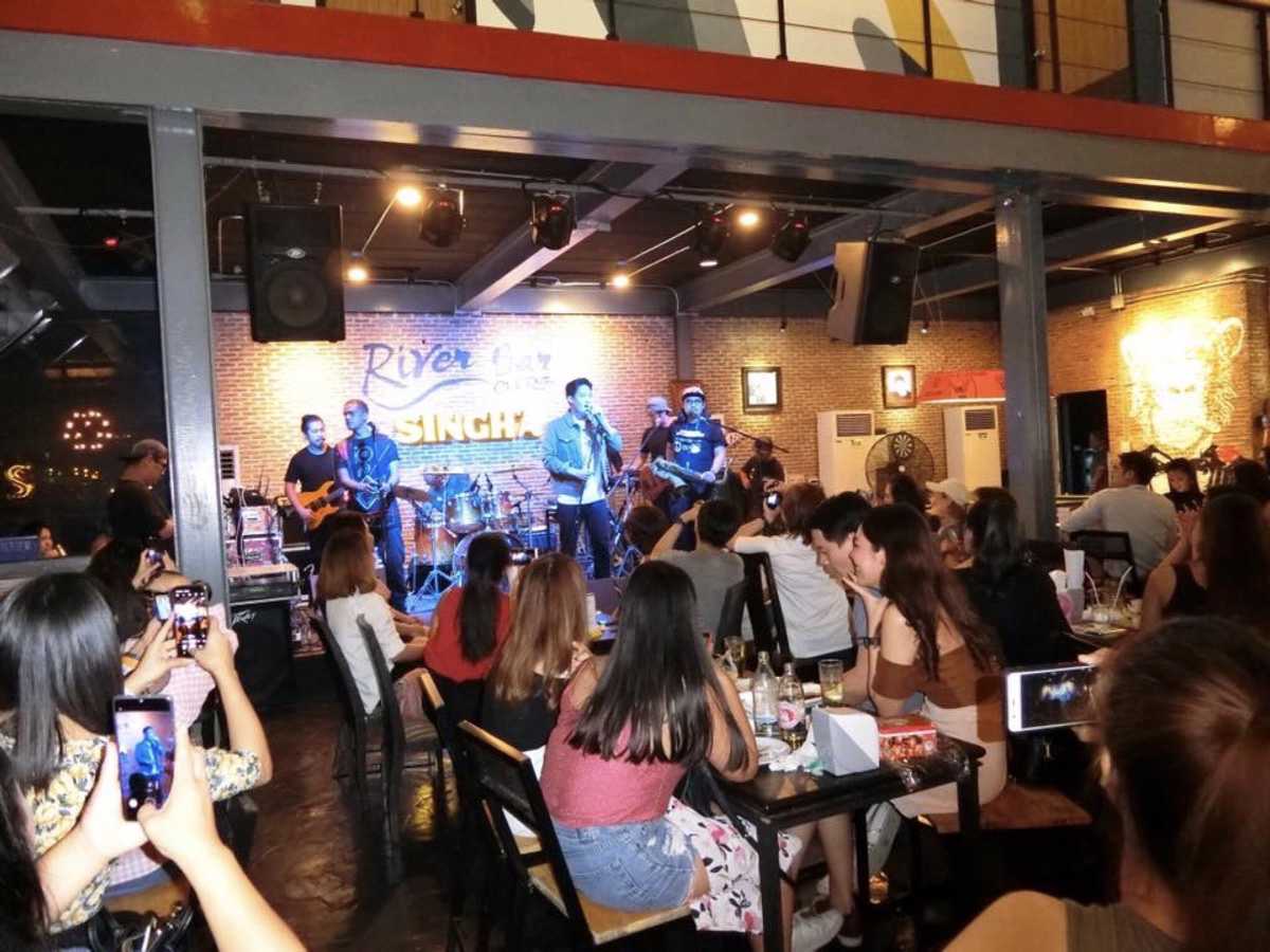 River Bar club retro